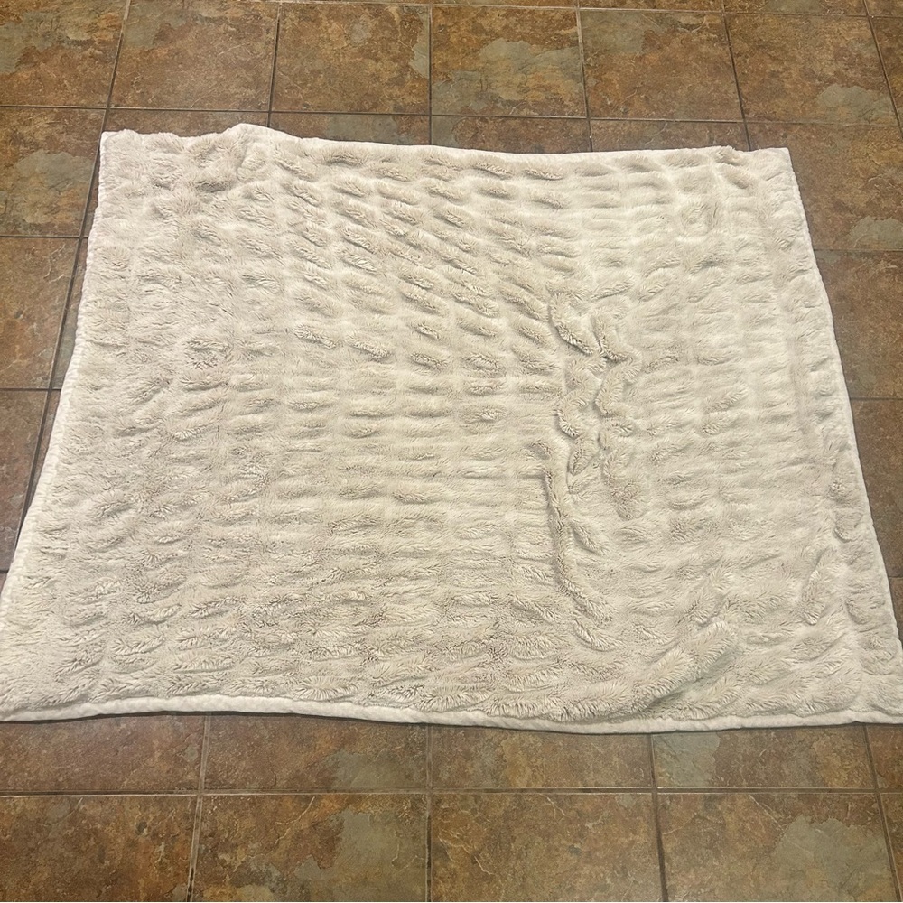 Pottery Barn Faux Fur Soft Textured Throw 50x60 Grey Very Soft Heavy